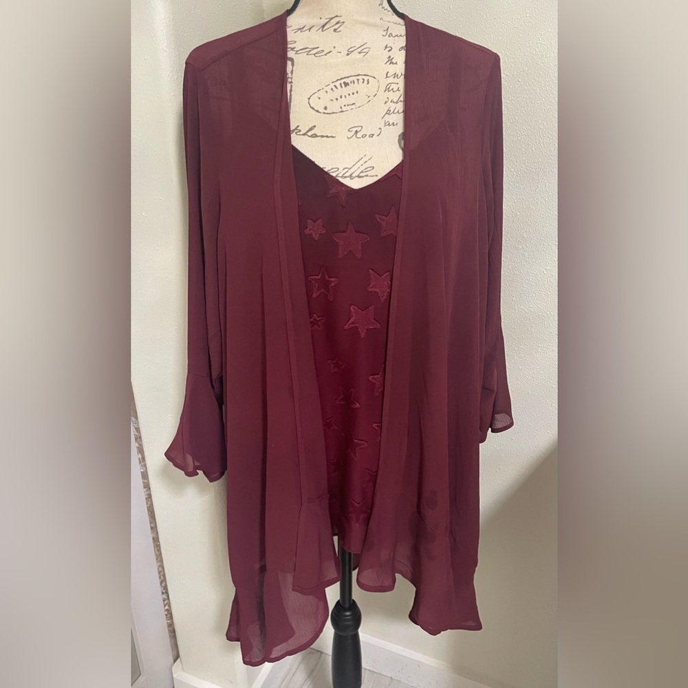 Torrid Burgundy Star Pattern Top and chiffon flutter kimono NWT